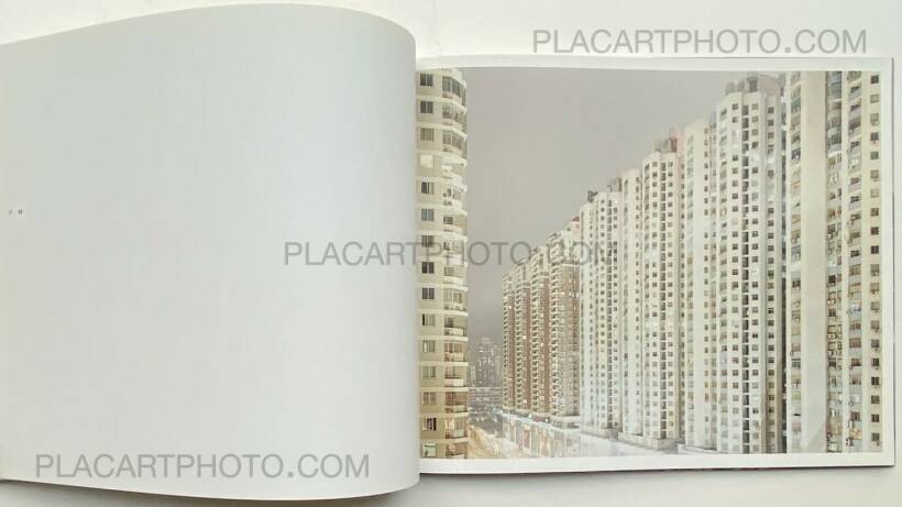 Peter Bialobrzeski: neon tigers , Hatje Cantz, 2004 | Bookshop Le Plac'Art Photo Peter Bialobrzeski: neon tigers , Hatje Cantz, 2004 | Bookshop Le Plac'Art Photo