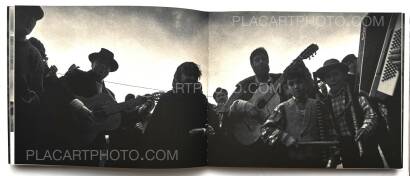 Joakim Eskildsen,Blue Tide / Maré Azul